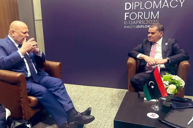 كريم خان خلال لقاء مع عبد الحميد الدبيبة في أبريل الماضي (حساب خان بمنصة «إكس»)