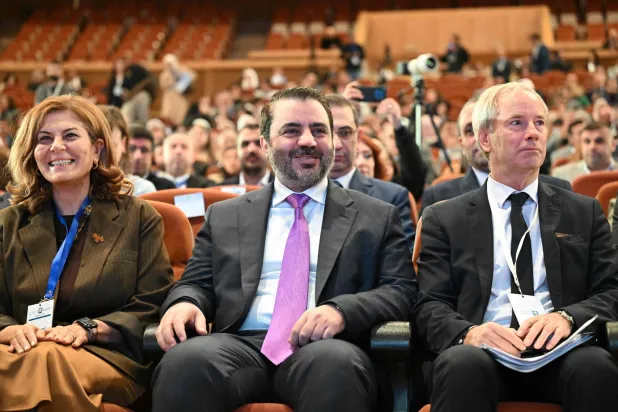 الوزيرة هند قبوات والوزير أسعد الشيباني والمسؤول الأوروبي أولوف سكوغ في مؤتمر يوم الحوار مع المجتمع المدني بالعاصمة السورية السبت (أ.ف.ب)