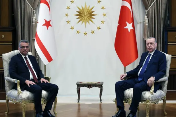 إردوغان أكد عقب مباحثات مع رئيس «جمهورية شمال قبرص التركية» طوفان إرهورمان بأنقرة في 13 نوفمبر تمسكه بحل الدولتين (الرئاسة التركية)