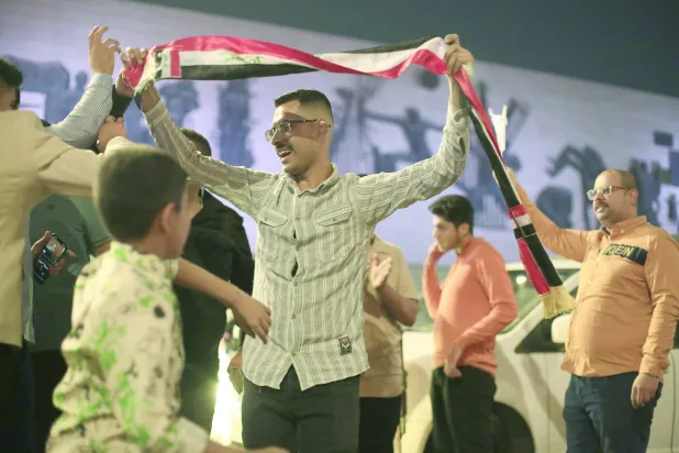 جمهور أحزاب فائزة تفاعل مع نتائج أولية للانتخابات العراقية في شوارع بغداد (د.ب.أ)