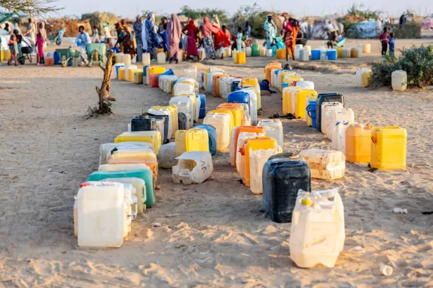 لاجئون سودانيون فروا من دارفور ينتظرون عند نقطة لتوزيع المياه في مخيم أوري كاسوني بتشاد يوم الجمعة (أ.ف.ب)