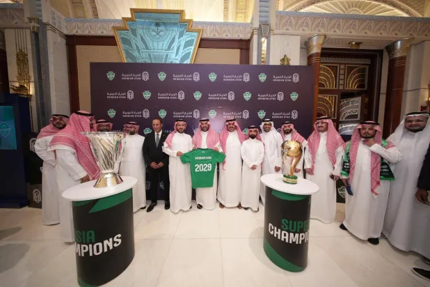 
أعضاء مجلس إدارة النادي الأهلي وشركة الديار العربية في لقطة جماعية بعد تدشين الاتفاقية (الشرق الأوسط)
