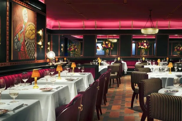 مطعم «كاربون»: حين تتحوّل المائدة إلى مسرح