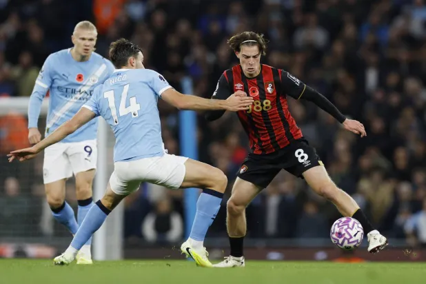 أسهم سكوت في احتلال بورنموث المركز الخامس في جدول ترتيب الدوري الإنجليزي (رويترز)