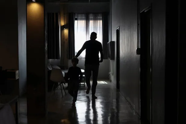 فلسطيني من مجموعة تضم 130 شخصاً سمحت لهم سلطات جنوب أفريقيا بالدخول بعدما وصلوا بشكل غير متوقع (رويترز)