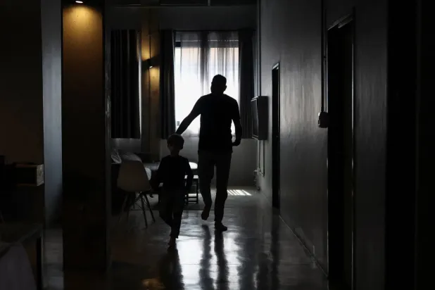 Güney Afrika yetkilileri tarafından beklenmedik bir şekilde ülkeye giriş izni verilen 130 kişilik grubun bir üyesi olan Filistinli bir adam (Reuters)