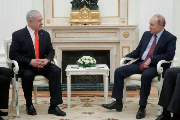 لقاء سابق بين الرئيس الروسي فلاديمير بوتين ورئيس الوزراء الإسرائيلي بنيامين نتنياهو (أرشيفية - رويترز)