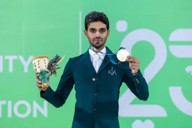 المبطي على منصة التتويج (فريق السعودية)