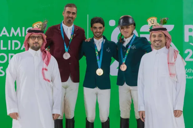 الأمير فهد بن جلوي والأمير عبد الله بن فهد خلال تتويج أبطال قفز الحواجز (الشرق الأوسط)