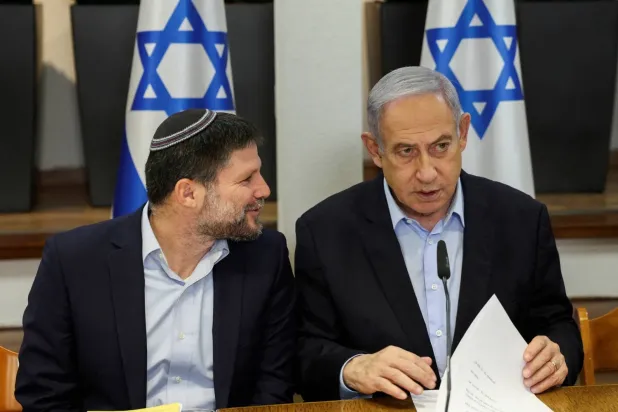 Netanyahu ve Smotrich, 7 Ocak 2024'te Tel Aviv'de düzenlenen kabine toplantısında (Reuters)