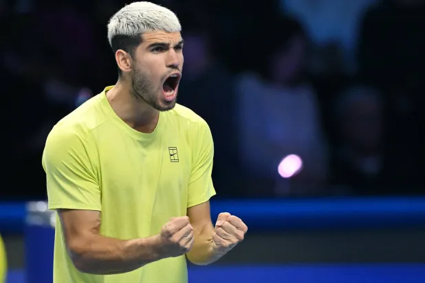 ألكاراس محتفلاً بالفوز (إ.ب.أ)