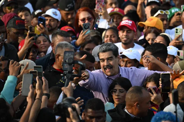 مادورو يشارك في مظاهرة بمناسبة «يوم الشباب» في كاراكاس يوم 13 نوفمبر (أ.ف.ب)