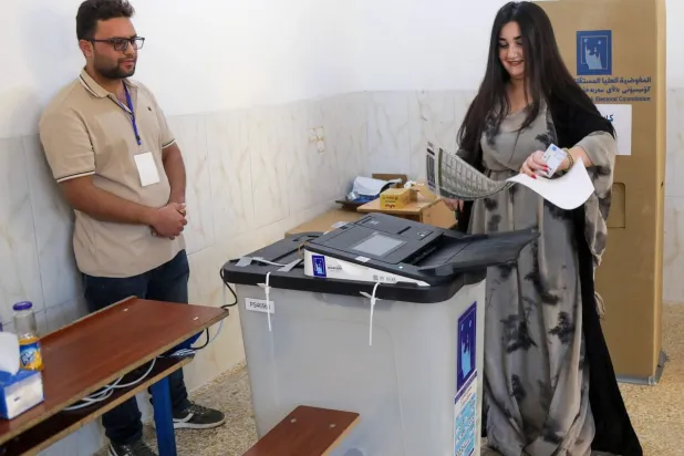 ناخبة تدلي بصوتها في أحد مراكز الاقتراع في إقليم كردستان العراق (أ.ف.ب)