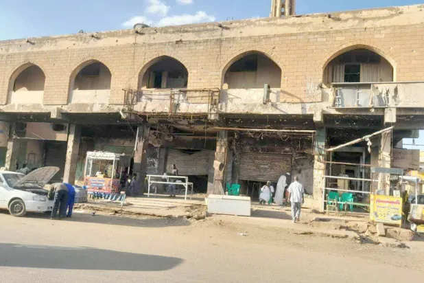 بعض المتاجر عادت إلى الحياة رغم ما أصابها من دمار (الشرق الأوسط)