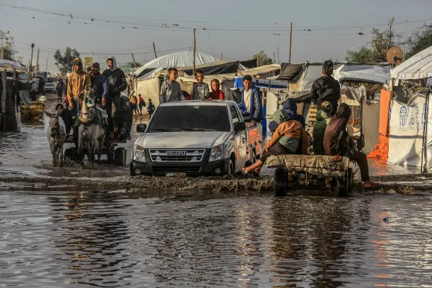 الغزيون يواجهون «حرب الشتاء» بلا غطاء