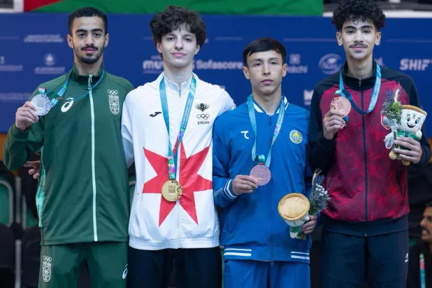 جعفر الداود يتوسط منصة التتويج في التايكوندو (الشرق  الأوسط)