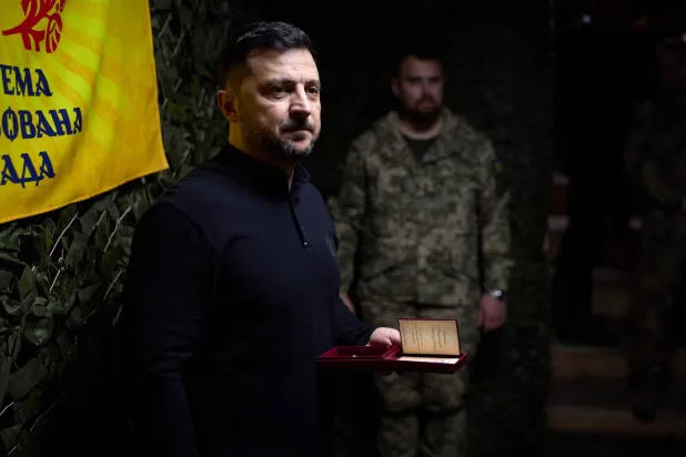 الرئيس الأوكراني فولوديمير زيلينسكي وهو يُصدر أوامره لجنود خلال زيارته «اللواء الآلي المنفصل 65» في منطقة زابوريزهيا (أ.ف.ب)