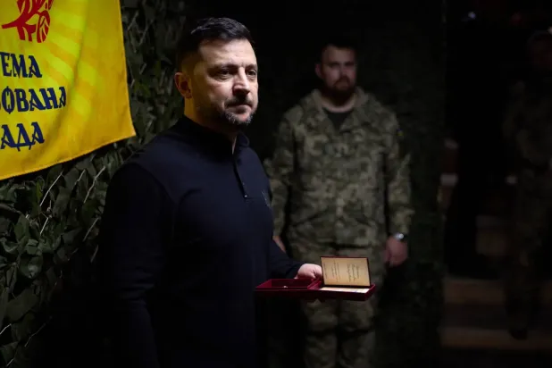 Ukrayna Devlet Başkanı Vladimir Zelenskiy, Zaporijya bölgesindeki 65. Mekanize Tugayı'nı ziyareti sırasında askerlere hitap ediyor. (AFP)