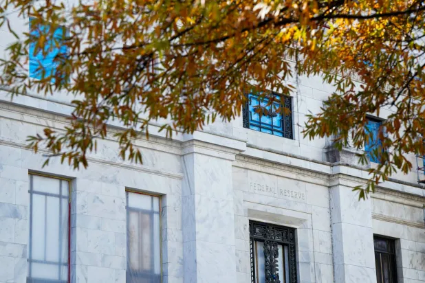 أعمال التجديد في مبنى مجلس «الاحتياطي الفيدرالي» في واشنطن (رويترز)