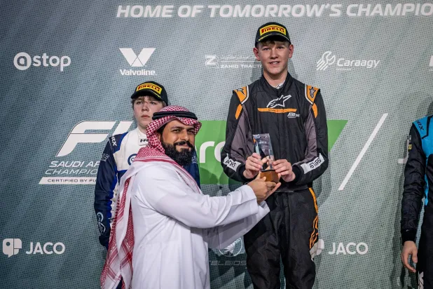 جانب من تتويج المهندس منصور المقبل الرئيس التنفيذي المكلف للاتحاد السعودي للسيارات والدراجات النارية للفائزين (الشرق الأوسط)