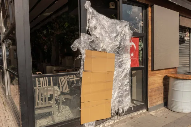 كشك مطعم شعبي تركي أغلقته السلطات التركية (د.ب.أ)