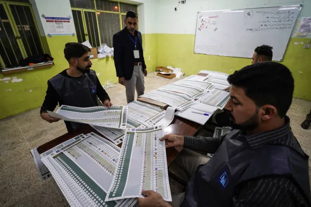 من عملية فرز الأصوات داخل مركز اقتراع بالموصل (د.ب.أ)