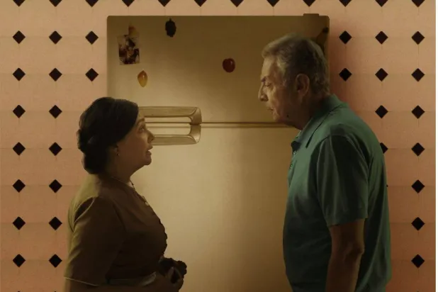 مشهد من الفيلم للزوجين وبينهما الثلاجة (الشركة المنتجة)