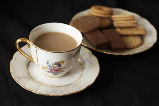 كان الشاي منتجاً باهظ الثمن ومقتصراً على الأغنياء (رويترز)