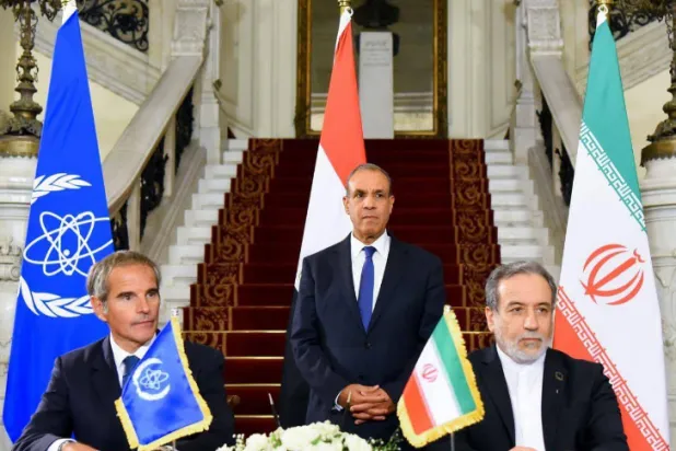 وزير الخارجية المصري ونظيره الإيراني ومدير الوكالة الدولية للطاقة الذرية خلال التوقيع على «اتفاق القاهرة» في سبتمبر الماضي (الخارجية المصرية)