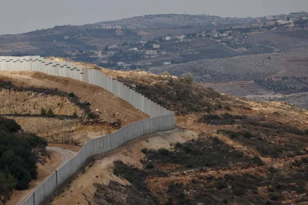 الجدار الذي تقوم إسرائيل ببنائه عند الحدود مع لبنان (أ.ف.ب)