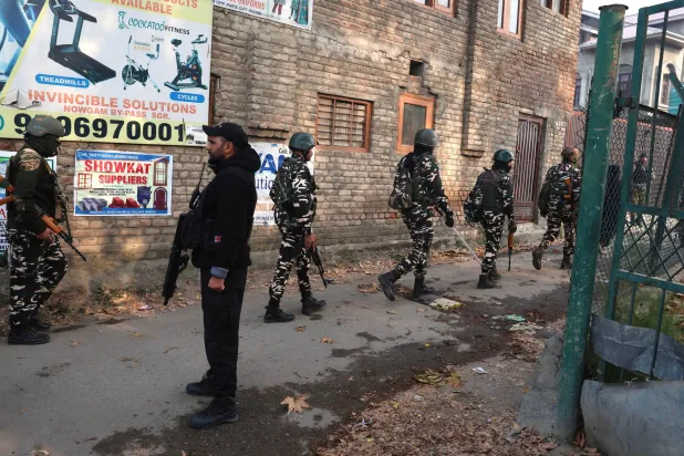 جنود من الهند يصلون لموقع انفجار عرضي قرب سريناجار في الجزء الهندي من كشمير (إ.ب.أ)