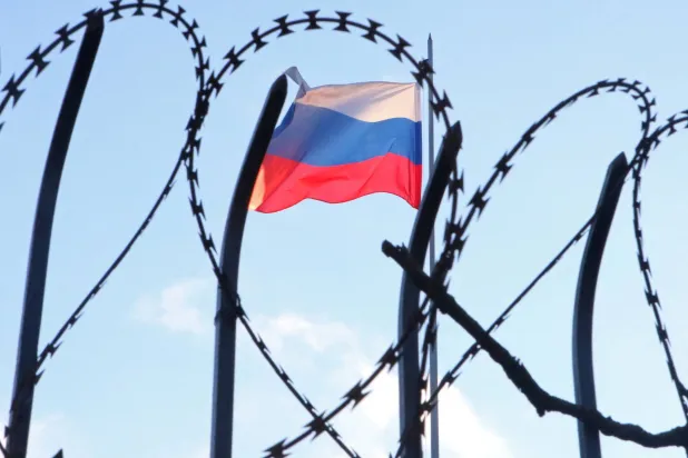 علم روسيا (رويترز)
