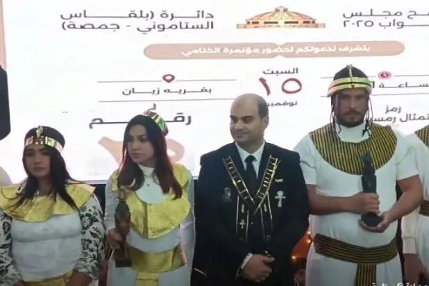 مرشح آخر بالدقهلية بالزي الفرعوني (لقطة من تسجيل مصور)