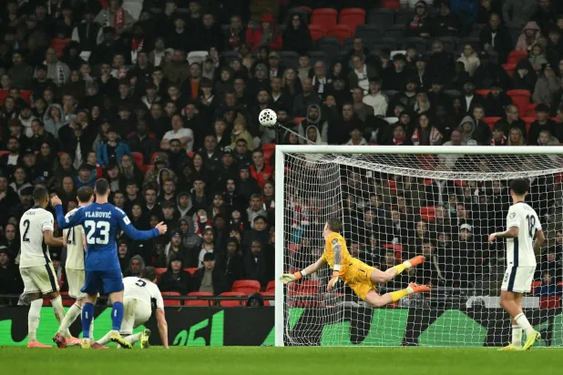 بيكفورد ما زال يؤكد أنه الحارس الأفضل مع إيفرتون ومنتخب إنجلترا (أ.ف.ب)