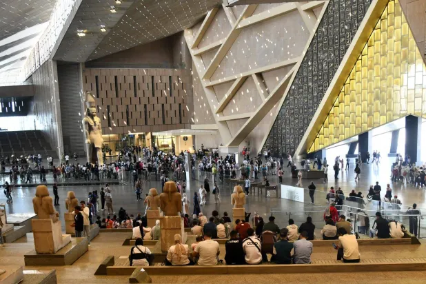 المتحف الكبير يشهد إقبالاً من الزائرين (وزارة السياحة والآثار)

