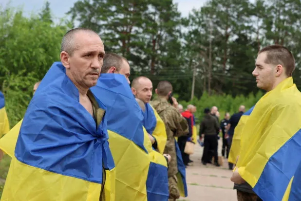 أسرى حرب في مكان غير معروف بأوكرانيا بعد عملية تبادل مع روسيا يوم 4 يوليو 2025 (رويترز)