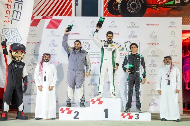 جانب من تتويج الفائزين في البطولة (الاتحاد السعودي للسيارات)