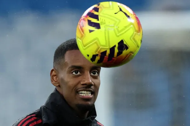 السويدي ألكسندر إيزاك مهاجم فريق ليفربول (رويترز)