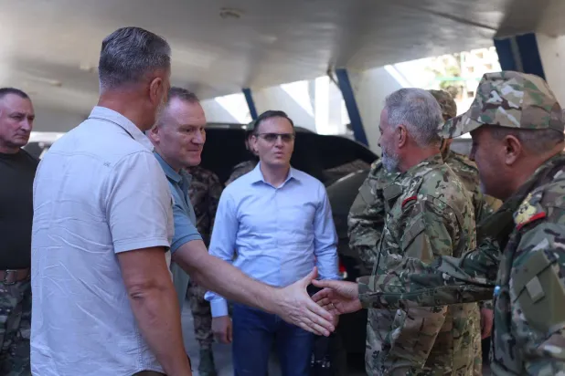 مدير إدارة التدريب في القوى الجوية والدفاع الجوي بوزارة الدفاع العميد يحيى بيطار مستقبلاً وفداً عسكرياً روسياً برئاسة اللواء البحري كورنبينكو أوليغ فيكتوروفيتش 2 نوفمبر (الدفاع السورية)