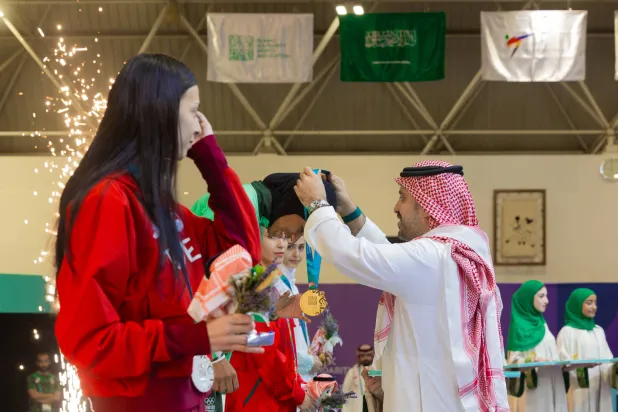 الأمير فهد بن جلوي يتوج أبو طالب بالميدالية الذهبية (الشرق الأوسط) 