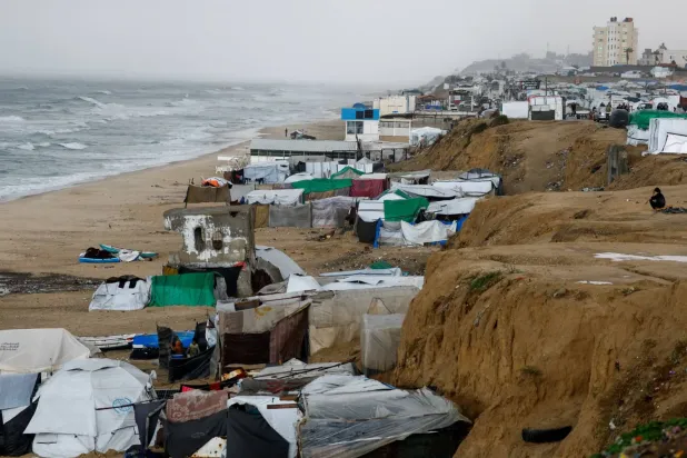 Yağışlı hava koşullarıyla karşı karşıya kalan Gazze Şeridi'nin merkezindeki yerinden edilmiş Filistinlilerin kullandığı çadırlar (Reuters)