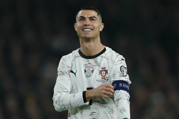 رونالدو يتزعم عمادة لاعبي العالم بـ225 مباراة دولية (رويترز)