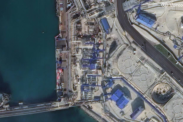 صورة أقمار اصطناعية تُظهر نظرة عامة على منشآت نفطية في ميناء نوفوروسيسك الروسي قبل هجوم صاروخي وطائرات مسيَّرة أوكرانية (رويترز)