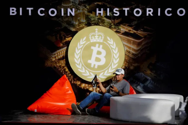 رجل يستريح في صالة خلال انطلاق مؤتمر «بتكوين هيستوريكو» وهو مؤتمر نظمه المكتب الوطني للبتكوين في السلفادور (رويترز)