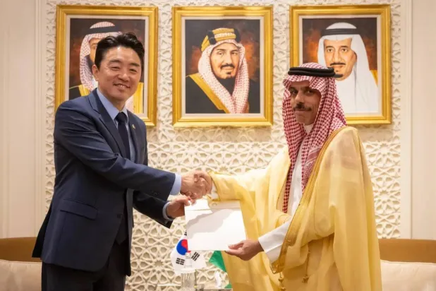 Minister of Foreign Affairs Prince Faisal bin Farhan bin Abdullah receives the message from Kang Hoon-sik at the ministry’s headquarters in Riyadh. (SPA) 