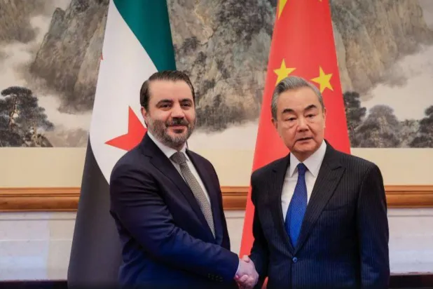 وزير الخارجية السوري أسعد حسن الشيباني ونظيره الصيني وانغ يي في بكين (سانا)