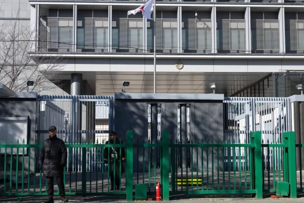 أفراد أمن يحرسون السفارة اليابانية في بكين (إ.ب.أ)