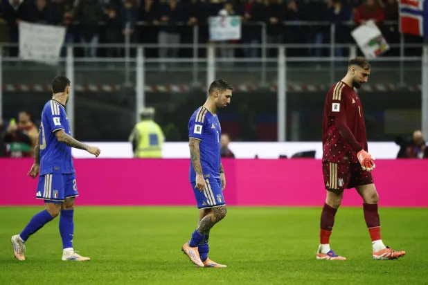 من لقاء إيطاليا الأخير ضد النرويج في ملعب سان سيرو (رويترز)