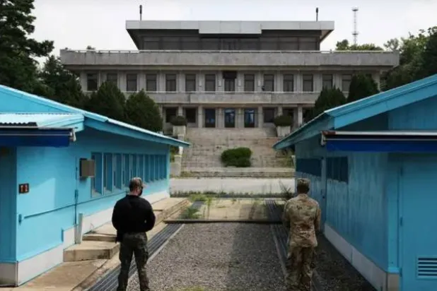 South Korean and US soldiers stand guard in the truce village of Panmunjom inside the demilitarized zone (DMZ) separating the two Koreas, South Korea, July 19, 2022. (File photo: Reuters)
