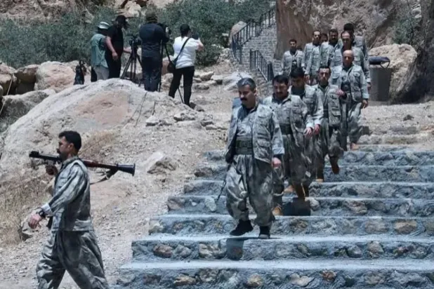 Bir grup PKK’lı  11 Temmuz'da Kuzey Irak'ta düzenlenen sembolik bir tören sırasında silahlarını bıraktı (AFP)